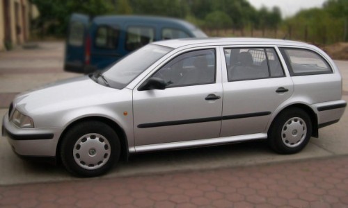 Skoda Octavia - L.boczna F-1 strona kombi.jpg