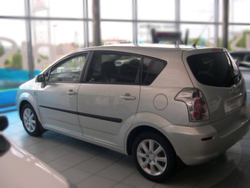 Toyota Corolla Verso - L.boczna F-16 strona sklep.jpg
